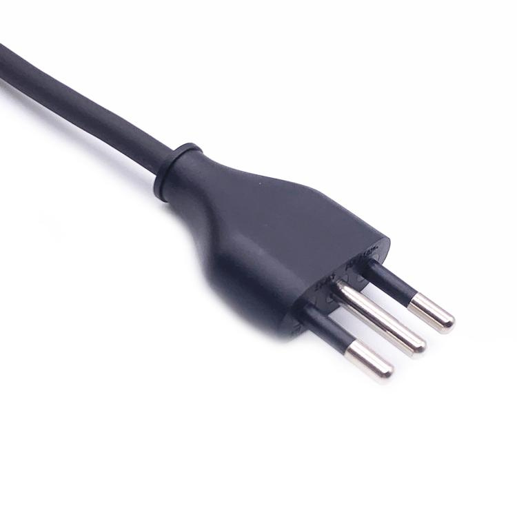 Cordon d′alimentation multi-prises et prises électriques d′Italie