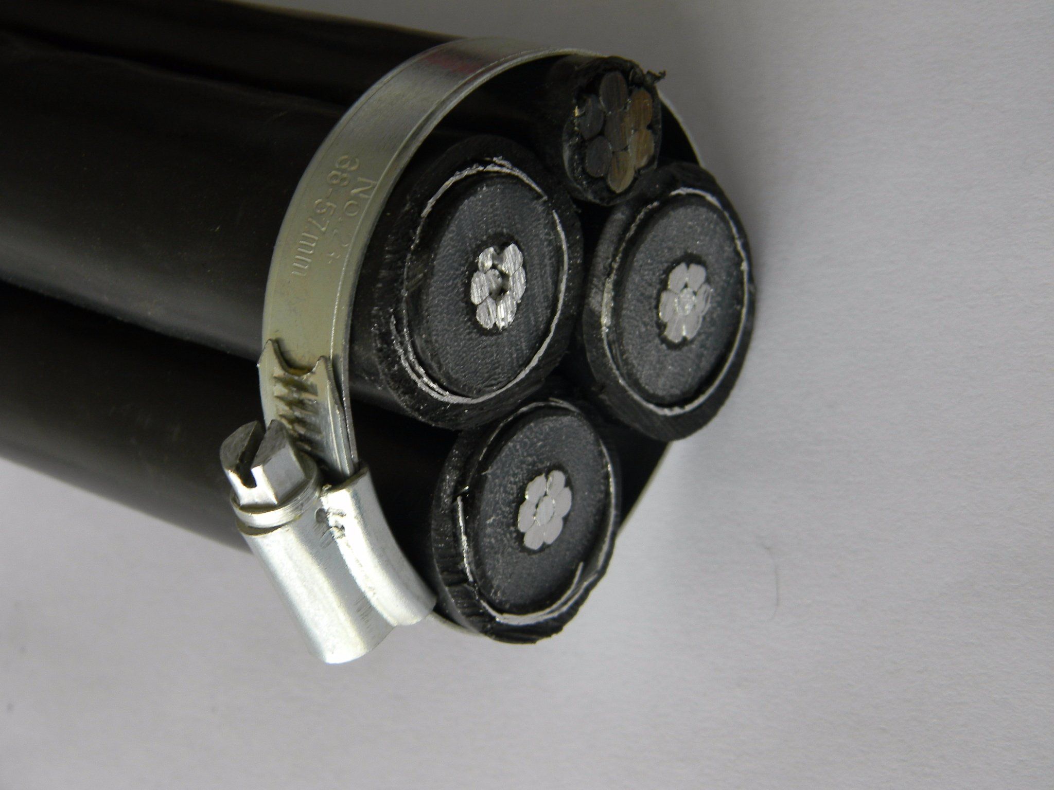 Cavo interrato per schermatura a nastro in plastica longitudinale in alluminio 12/20 (24 kv)
