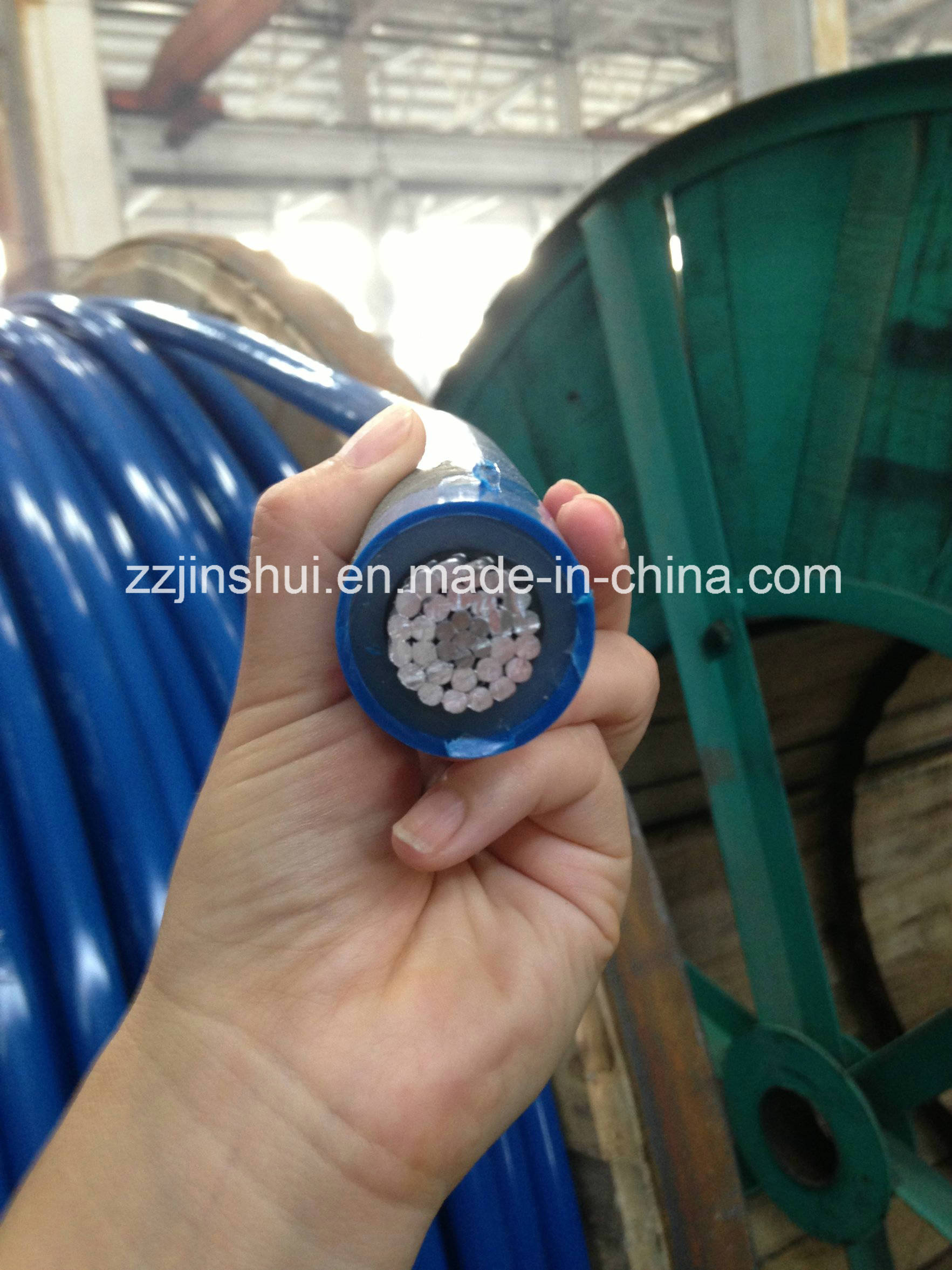Chine Tension Moyenne 15kv 336.4mcm ACSR Isolé XLPE Vêtement HDPE -UV fabrication et fournisseur