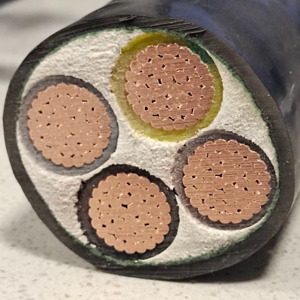 0.6/1kv Cu/XLPE/PVC Copper Conductor 4X240mm2 4cx240sqmm 4cx240mm Electric Power Cable