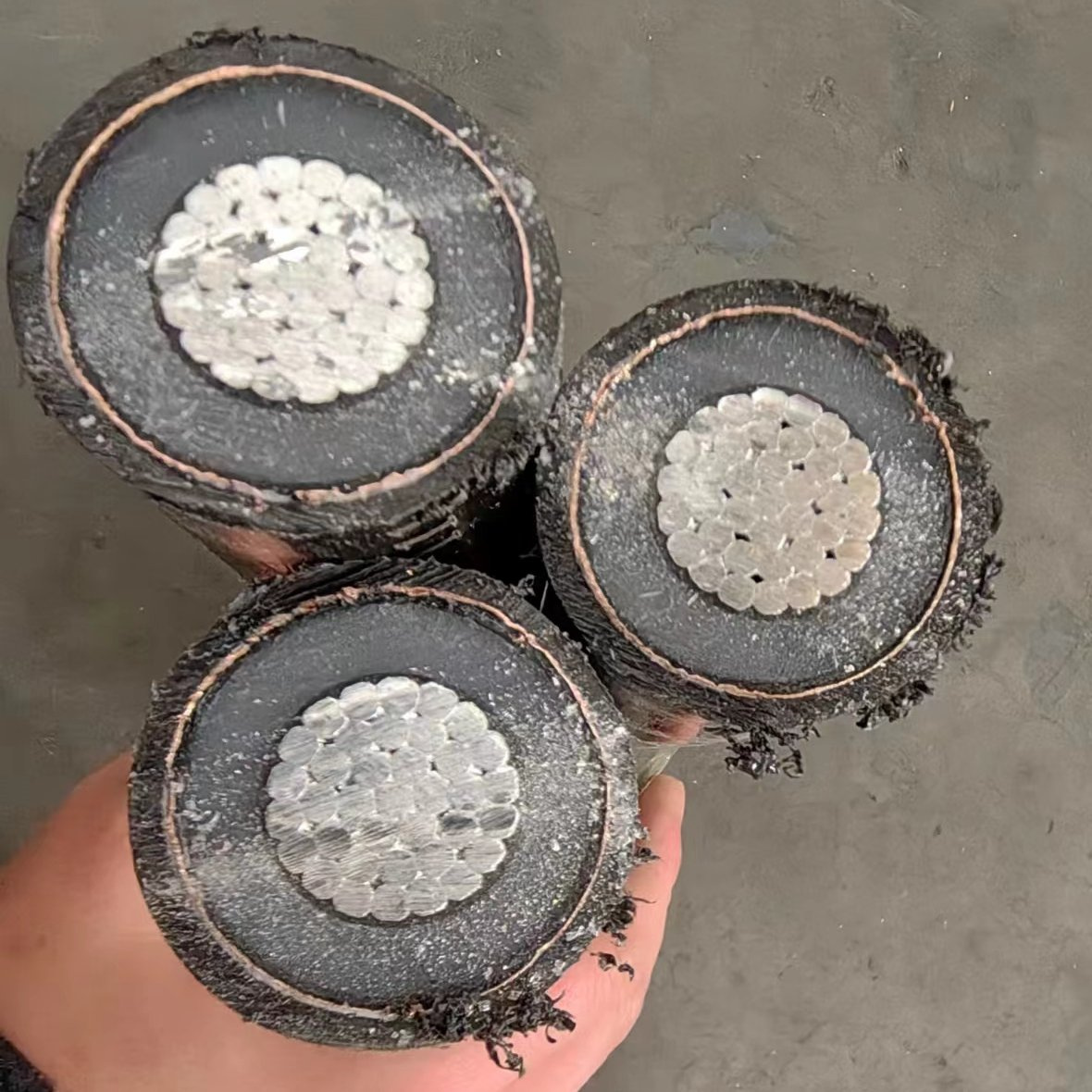 UV Resistance Flame Retardant Rodent Proof 3X1X240 3X1X185 3X1X150mm2 Torsade Alu 19/33 (36) Kv Medium Voltage Underground Hta Power Cable